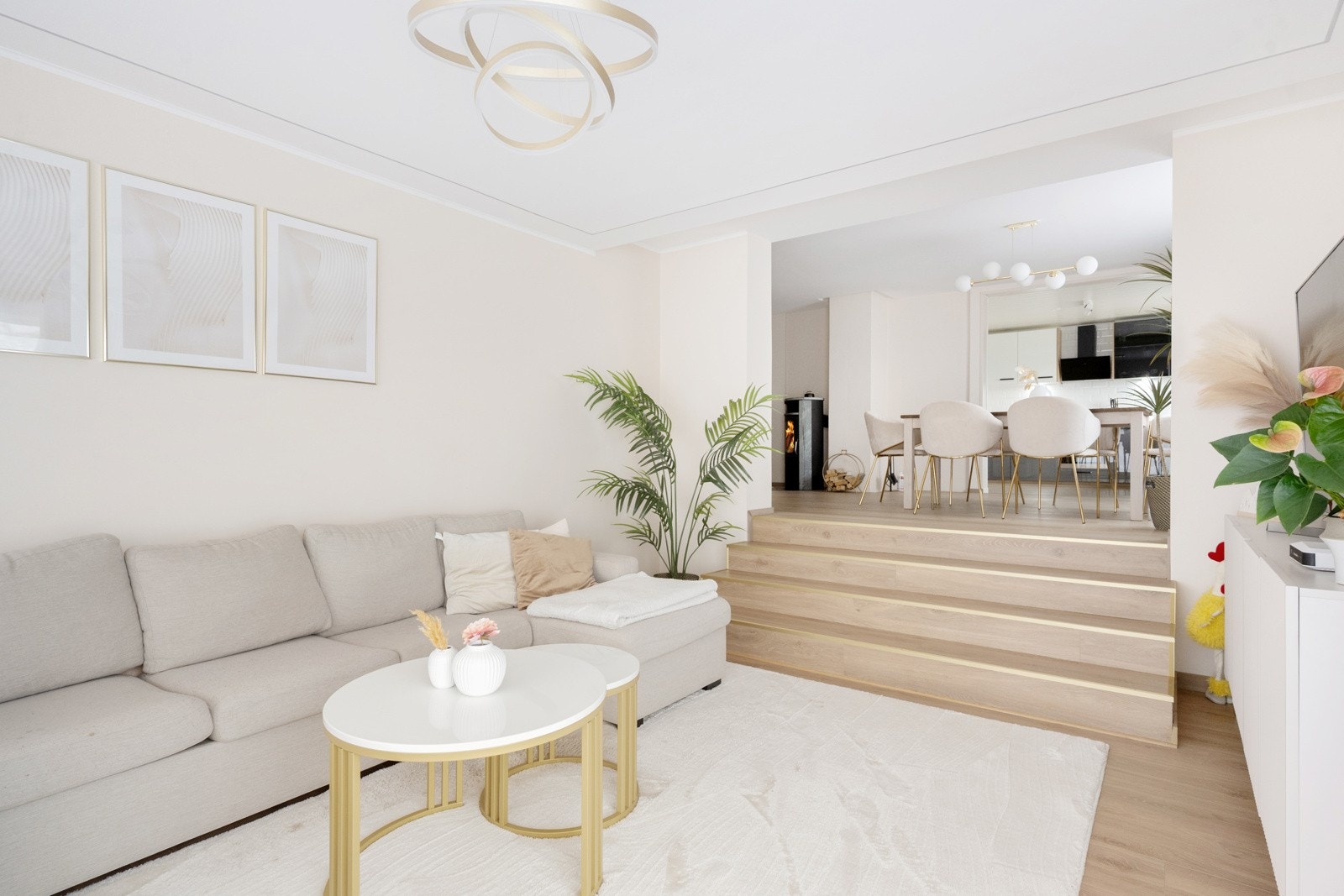 Den romslige stuen er tilbygget i 2023 og knyttes sammen med kjøkkenet/spisestuen via en trapp Galleribilde