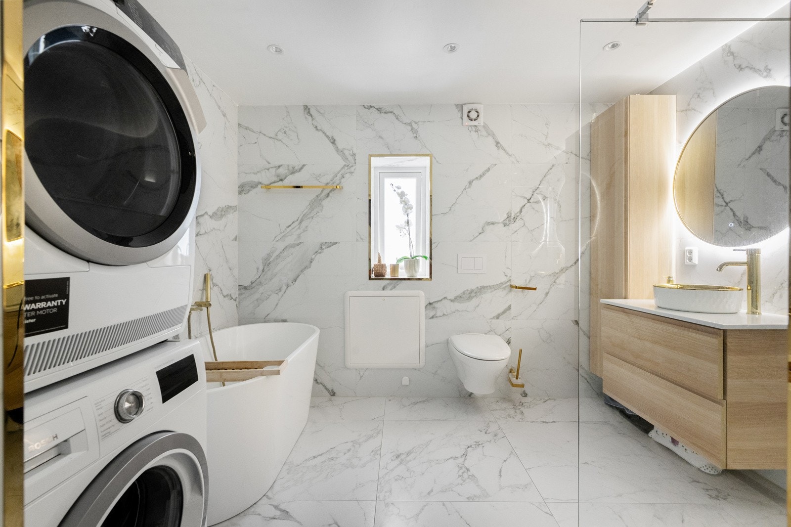 Lekkert og delikat baderom fra 2021 med gjennomgående standard Galleribilde