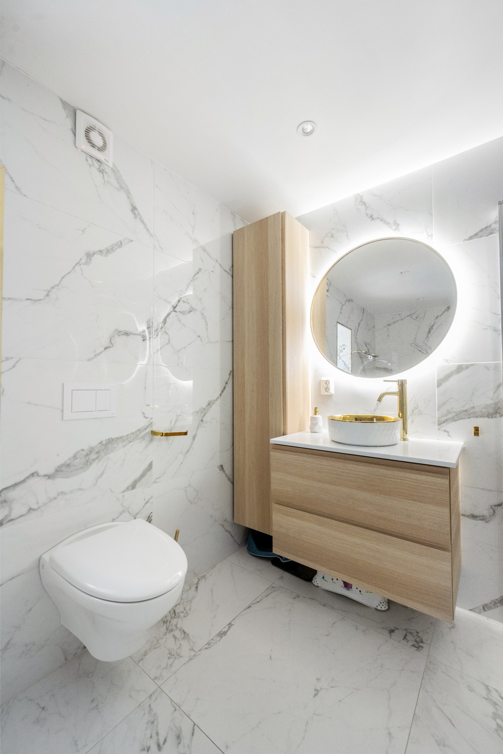 Her får du en flott, åpen løsning med svært gode lysforhold takket være store vindusflater som slipper dagslyset inn og gir en lun og lys atmosfære Galleribilde