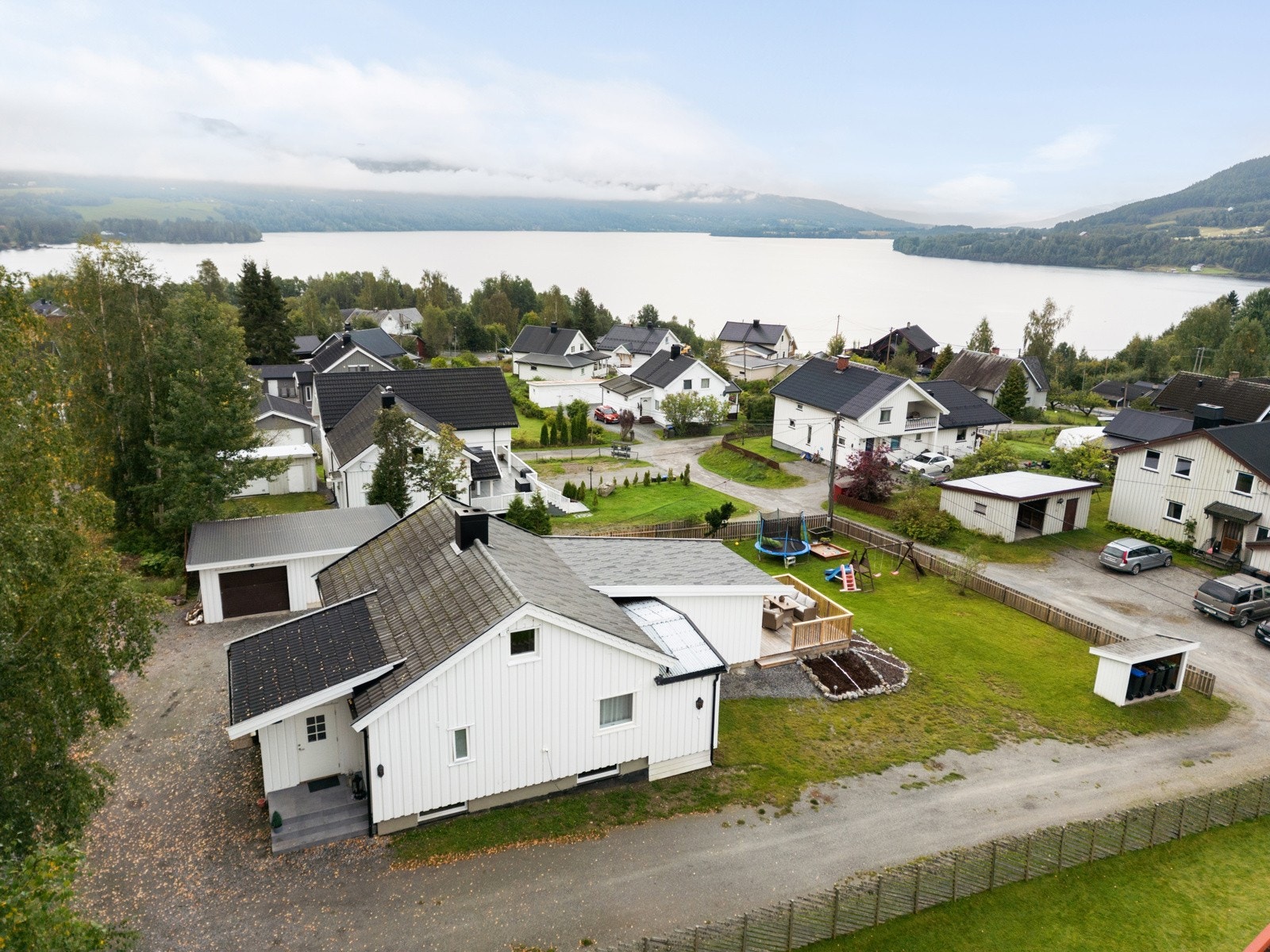 Nærhet til Randsfjorden gir muligheter for bading, båtliv og fiske, og området byr ellers på flotte tur- og rekreasjonsmuligheter året rundt Galleribilde