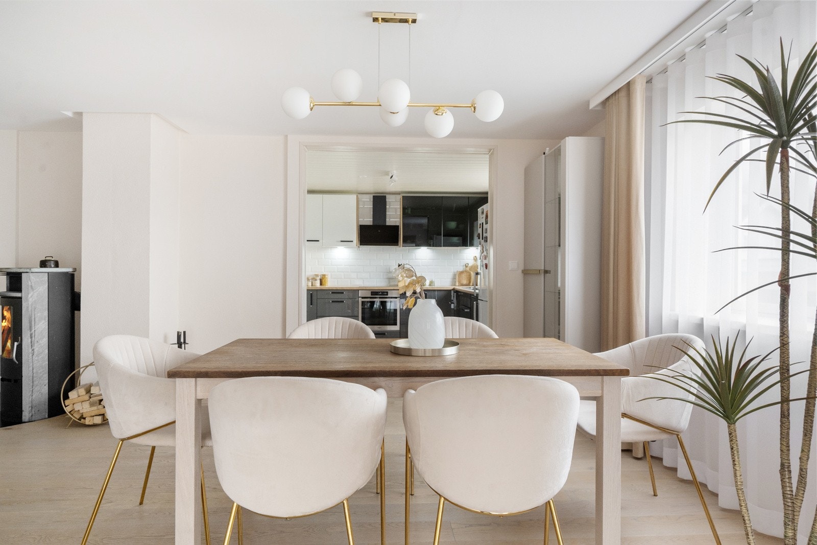 Rett utenfor kjøkkenet ligger en koselig spiseplass, perfekt for å samle familie og venner til hyggelige måltider Galleribilde