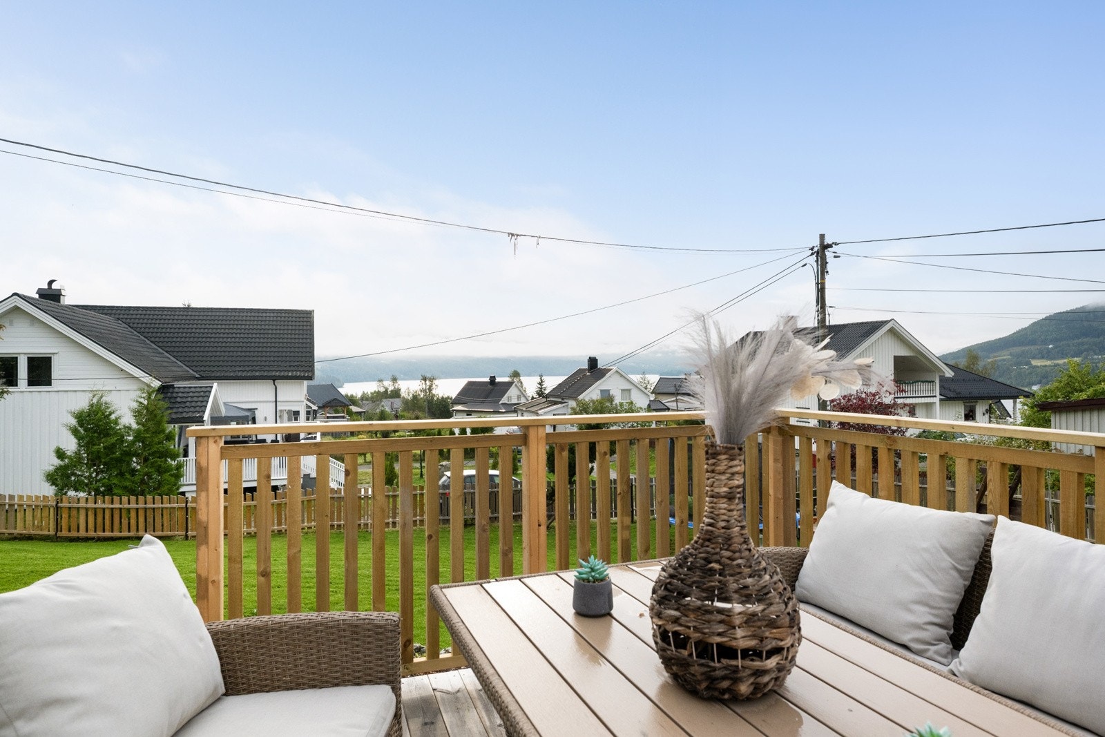 Her er det god plass til både sittegruppe, spisebord og grill, noe som gir mange muligheter for økt bruk gjennom hele sesongen. Galleribilde