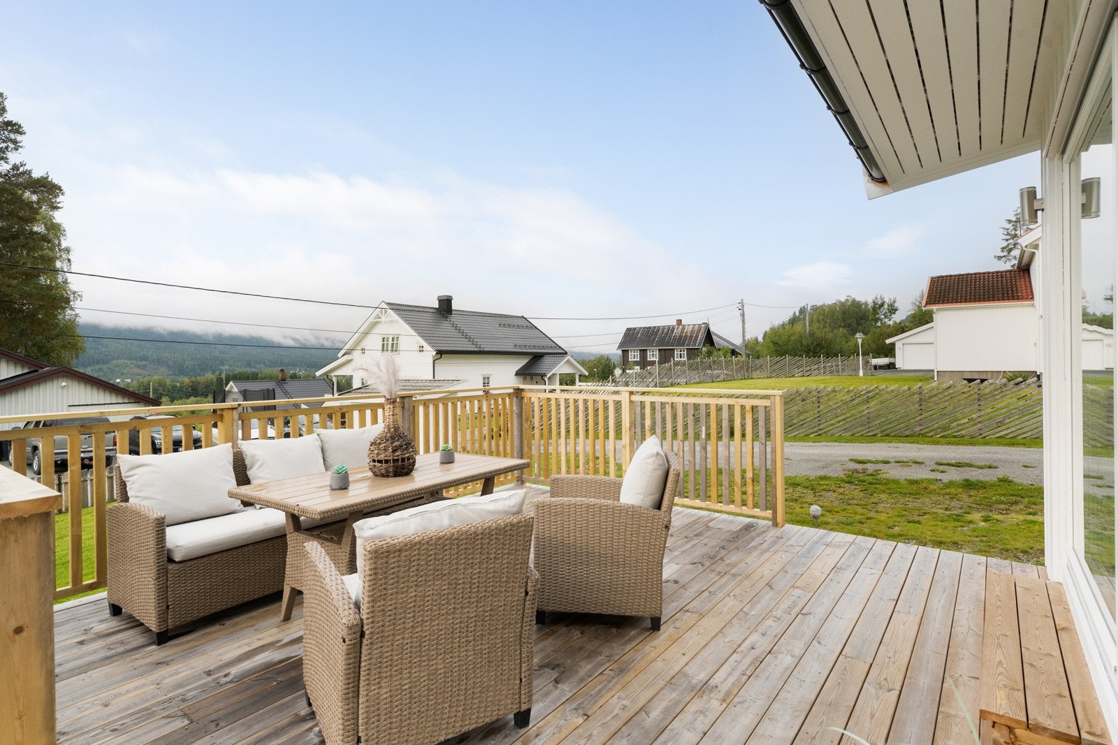 Enten du ønsker rolige morgener med kaffekoppen eller lange sommerkvelder med venner og familie, legger terrassen til rette for et sosialt og behagelig uterom i rolige omgivelser Galleribilde