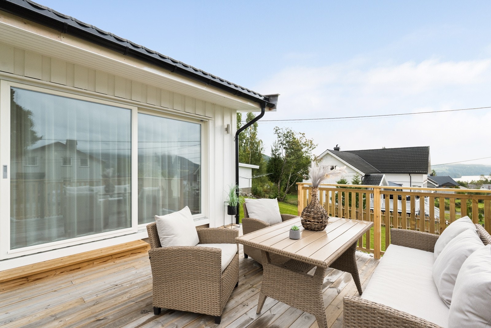 Solrik terrasse utenfor stuen Galleribilde