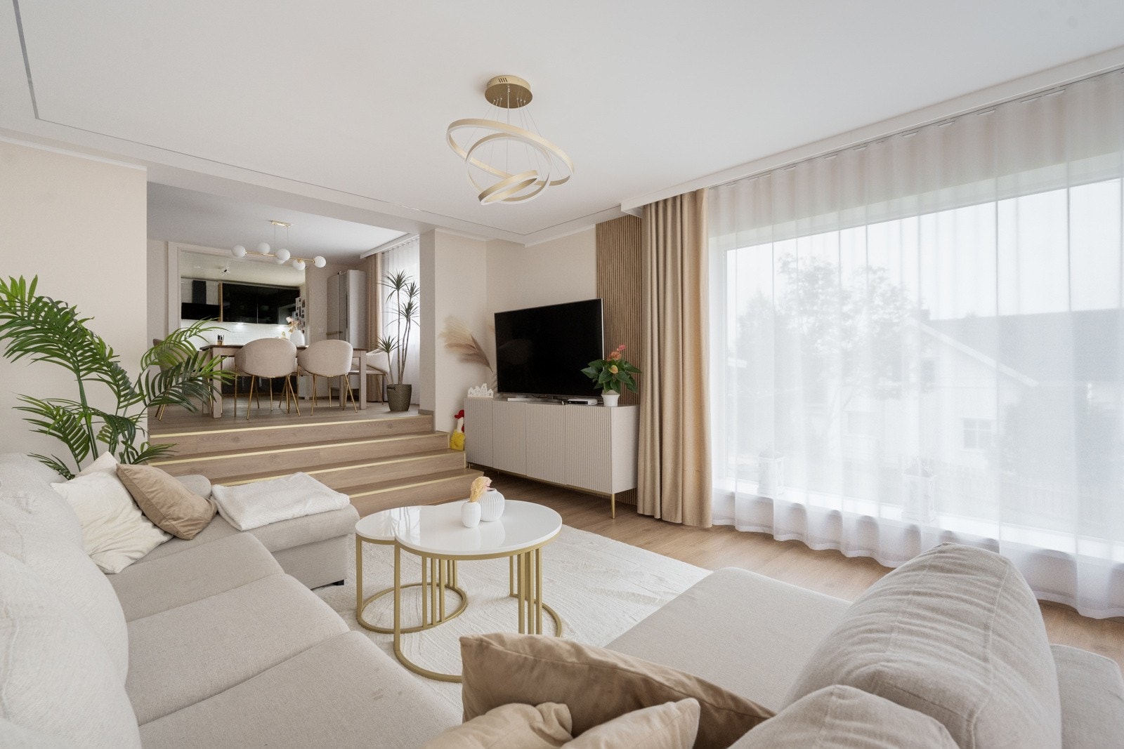 Skyvedør ut fra stuen til solrik terrasse (etablert 2024), som gir deg mulighet til å forlenge stuearealet utendørs og nyte sene sommerkvelder i rolige omgivelser. Galleribilde