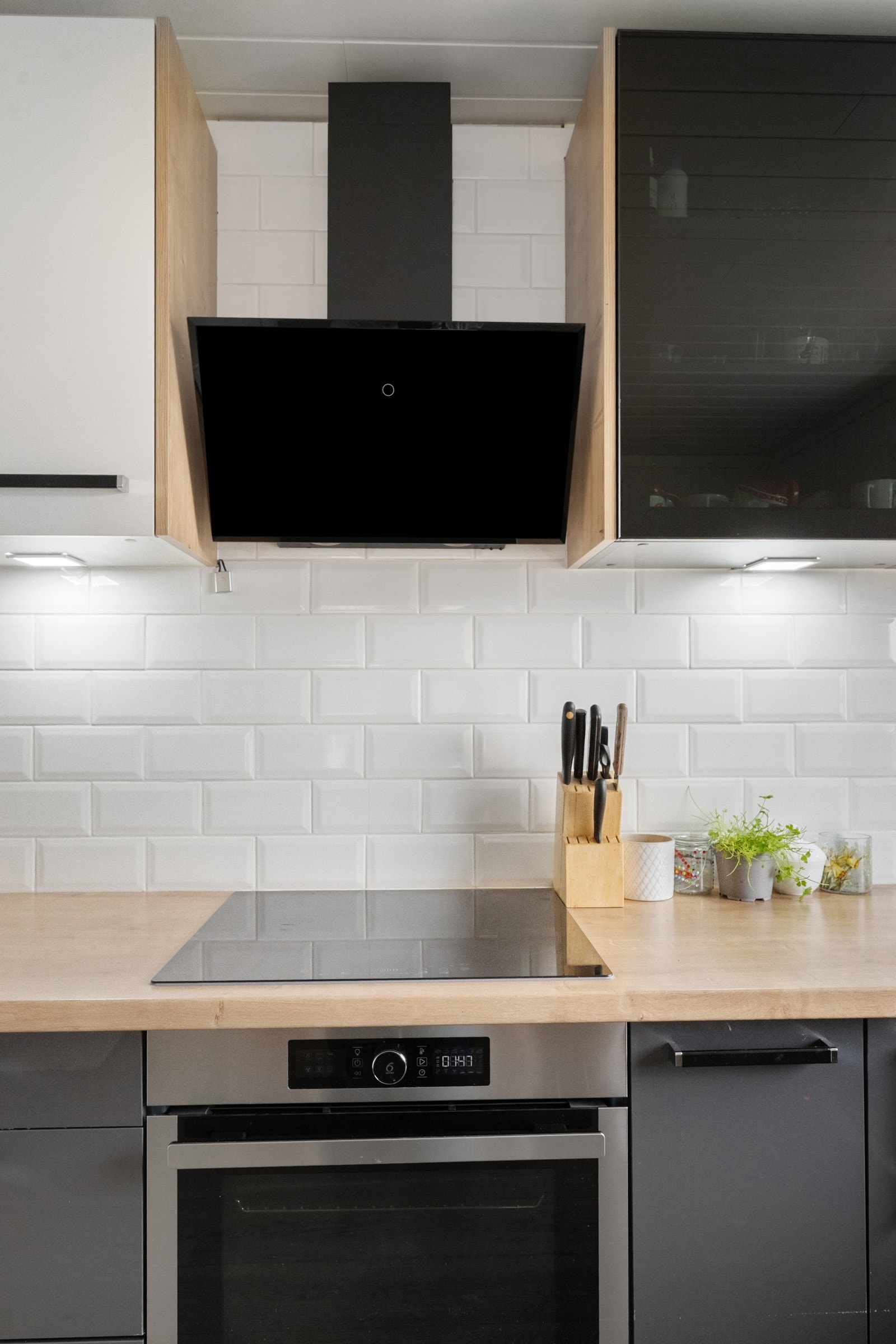 Moderne og funksjonelt kjøkken fra 2020 med stilrene fronter og gjennomtenkt design Galleribilde