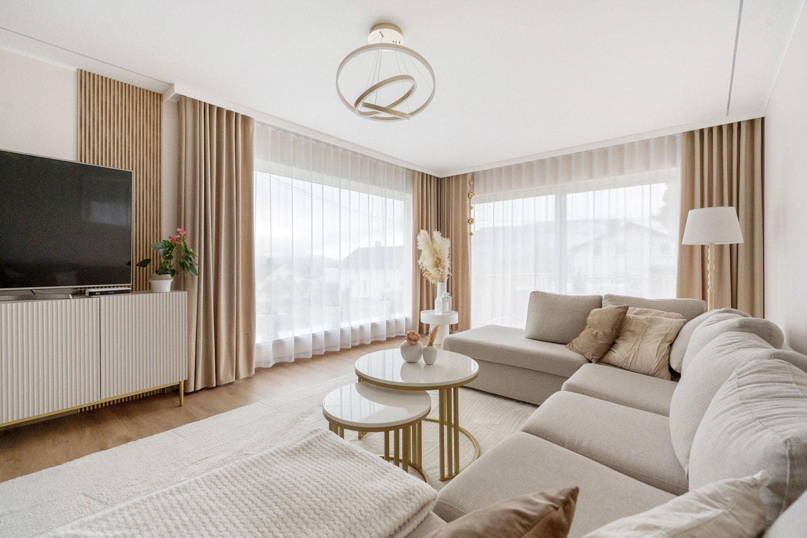 Her får du en flott, åpen løsning med svært gode lysforhold takket være store vindusflater som slipper dagslyset inn og gir en lun og lys atmosfære. Galleribilde