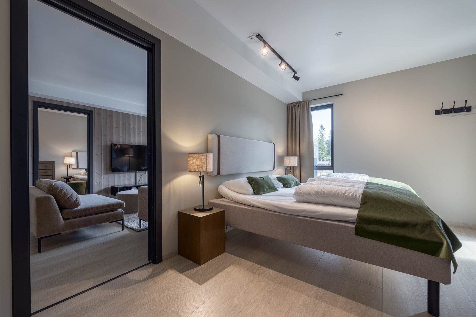 Romslig soverom 1 med dobbeltseng Galleribilde