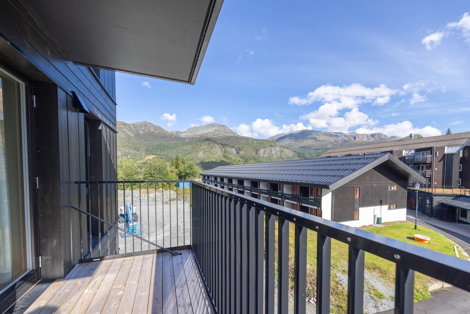 Sommerbilde fra overbygget balkong, denne kan benyttes store deler av året så lenge temperaturen tillater det. Galleribilde