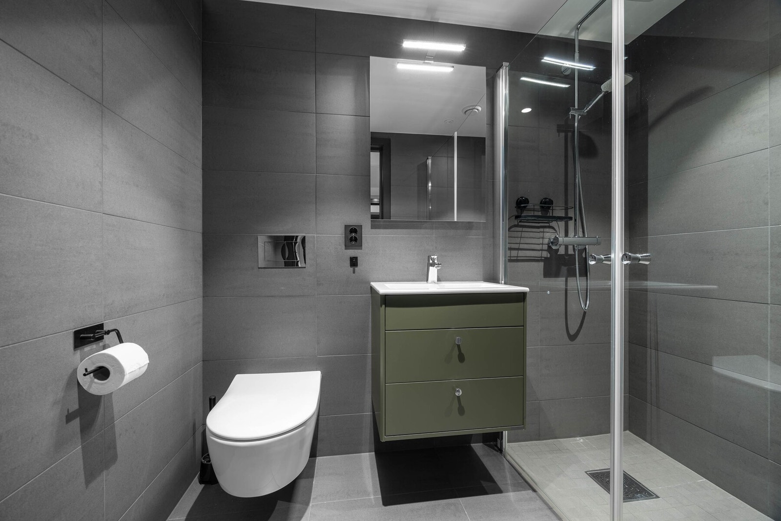 Lekkert baderom med tidsriktige farger og fliser. Galleribilde