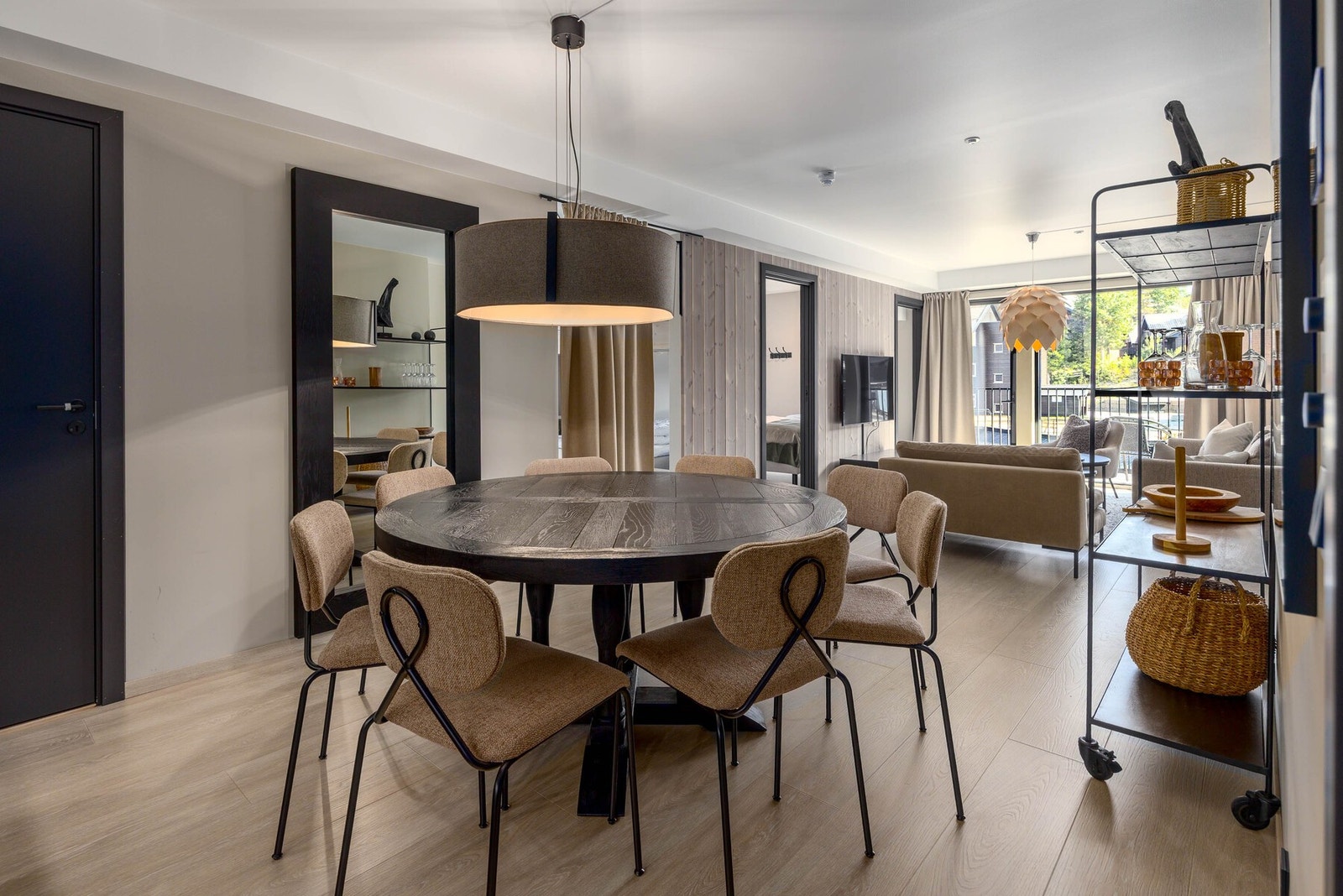 Romslig lys stue med god plass til spisebord og sofagruppe. Galleribilde