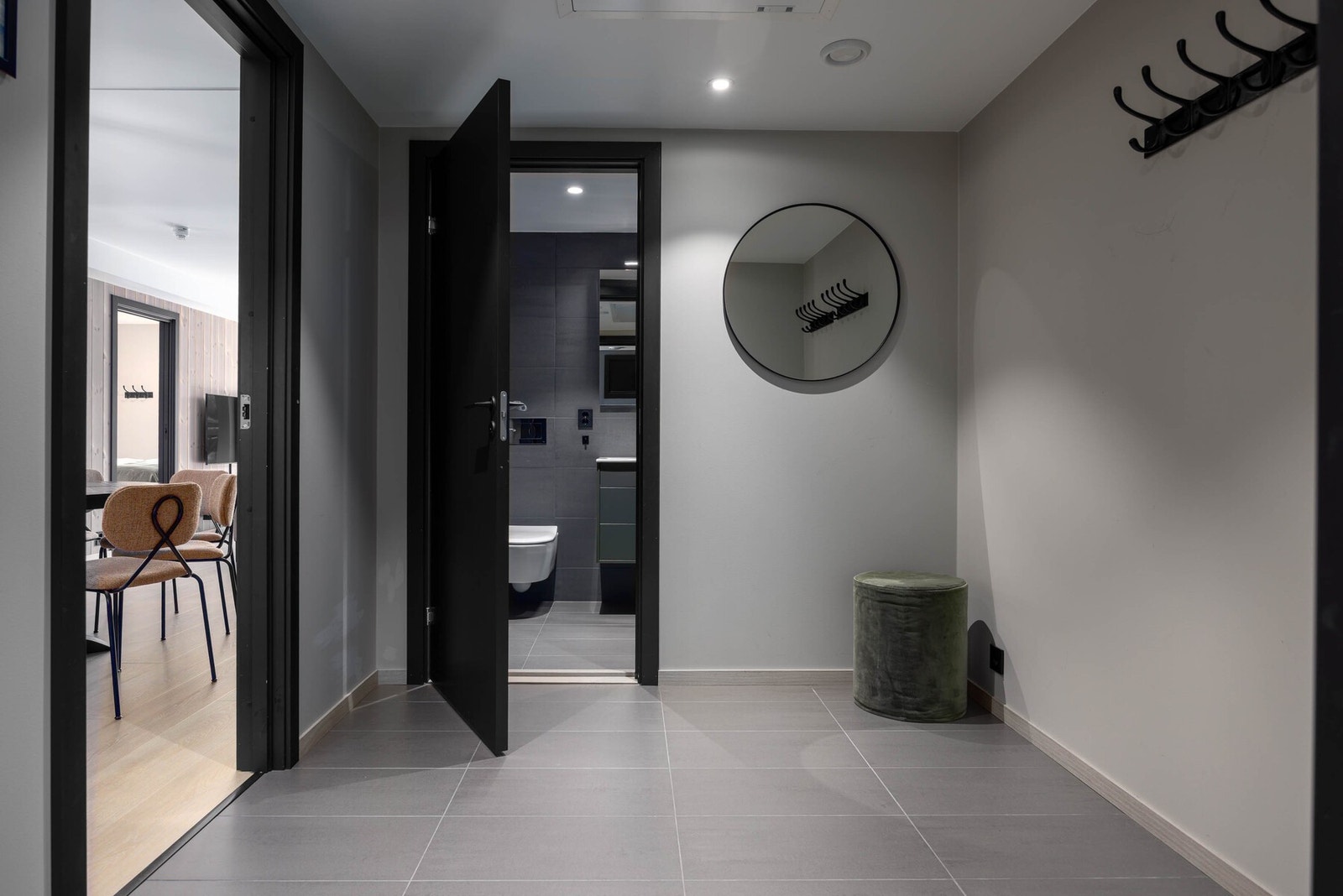 Romslig flislagt gang. Galleribilde