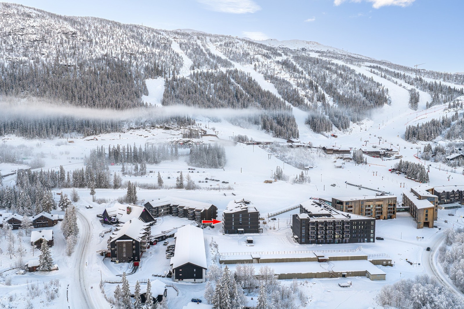 Område byr på heiser og skibakker, preparerte langrennsspor, lysløype, rulleskiarena og sykkelløype. Galleribilde