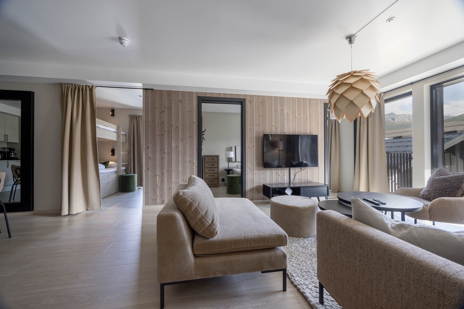 Romslig stue med store vindusflater om gir godt med naturlig lys. Galleribilde