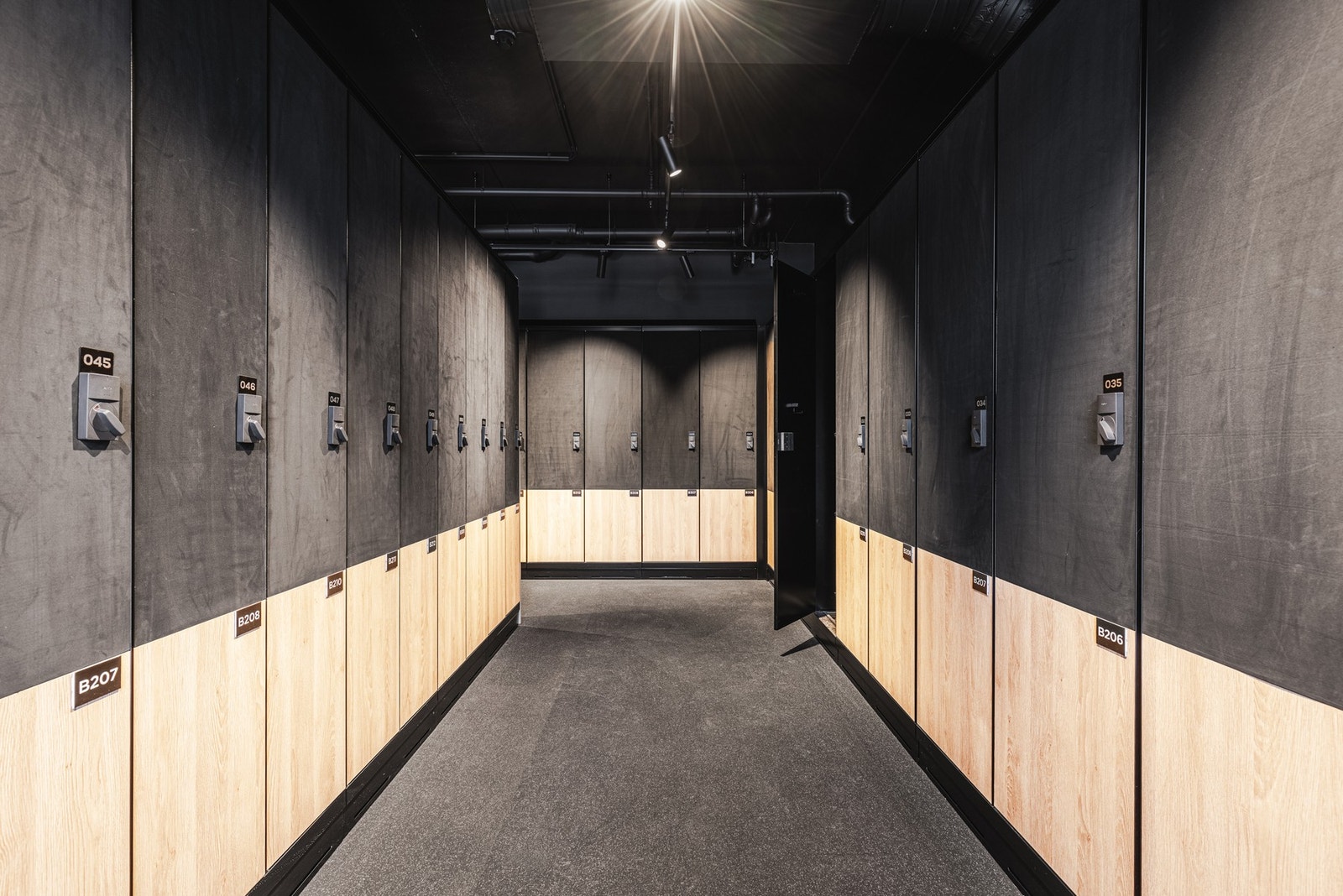 Leilighetene i Fjellandsbyen har 2 dedikerte skiskap i felles skistall på bakkenivå. Galleribilde