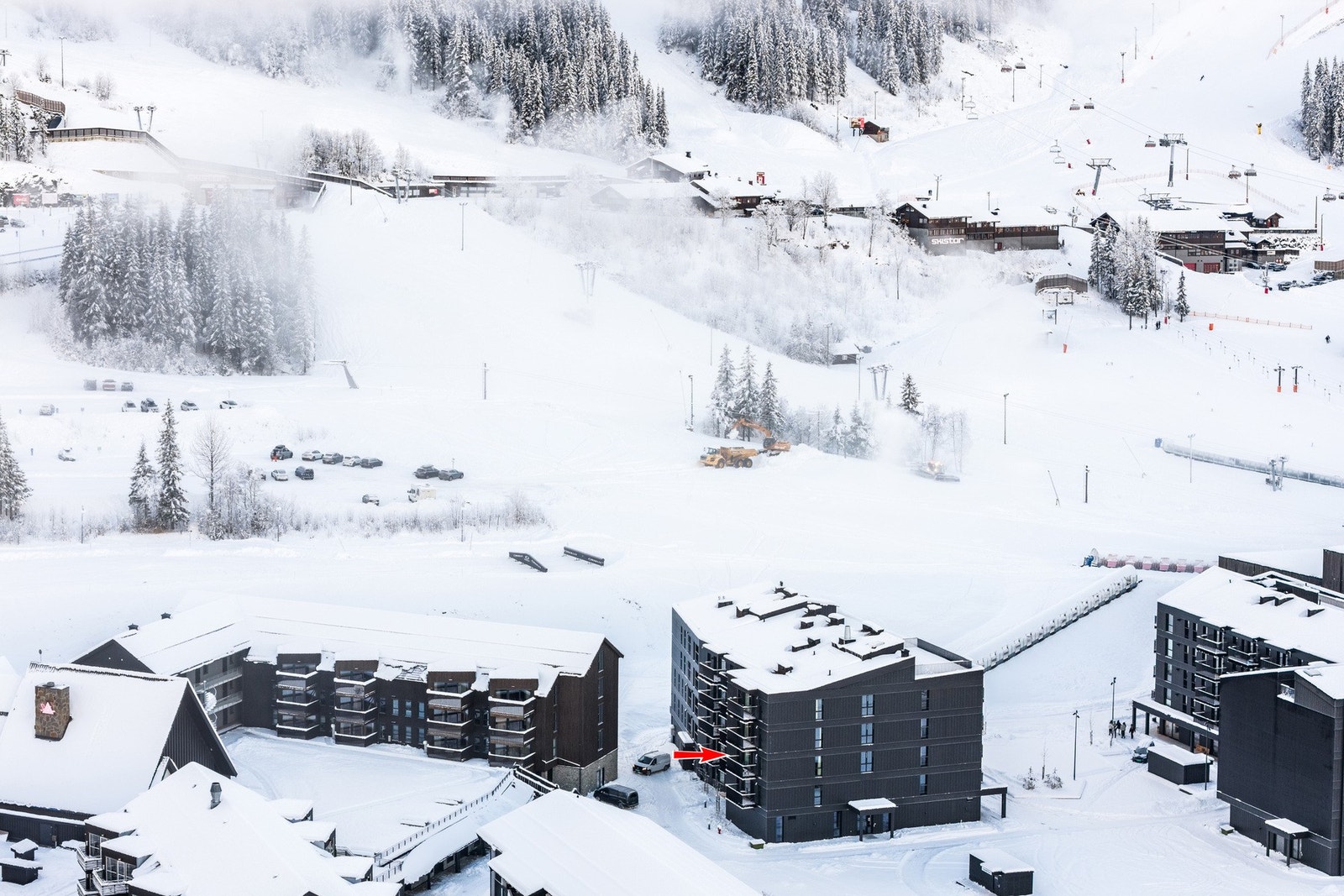 Hemsedal Skisenter har 21 heiser og 53 løyper og snowparker, og er dermed Norges nest største skianlegg. Det er også innendørs klatrepark i nabobygget. Galleribilde