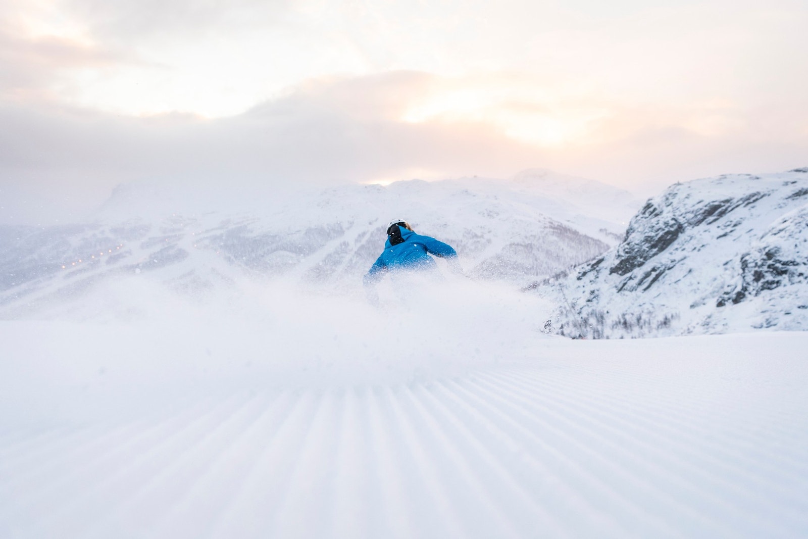 Hemsedal kan by på skikjøring i verdensklasse. Kjør ski fra tre topper - med utsikt i alle retninger 21 heiser og 53 nedfarter, fra grønn til svart. Foto: Ola Matsson. Galleribilde