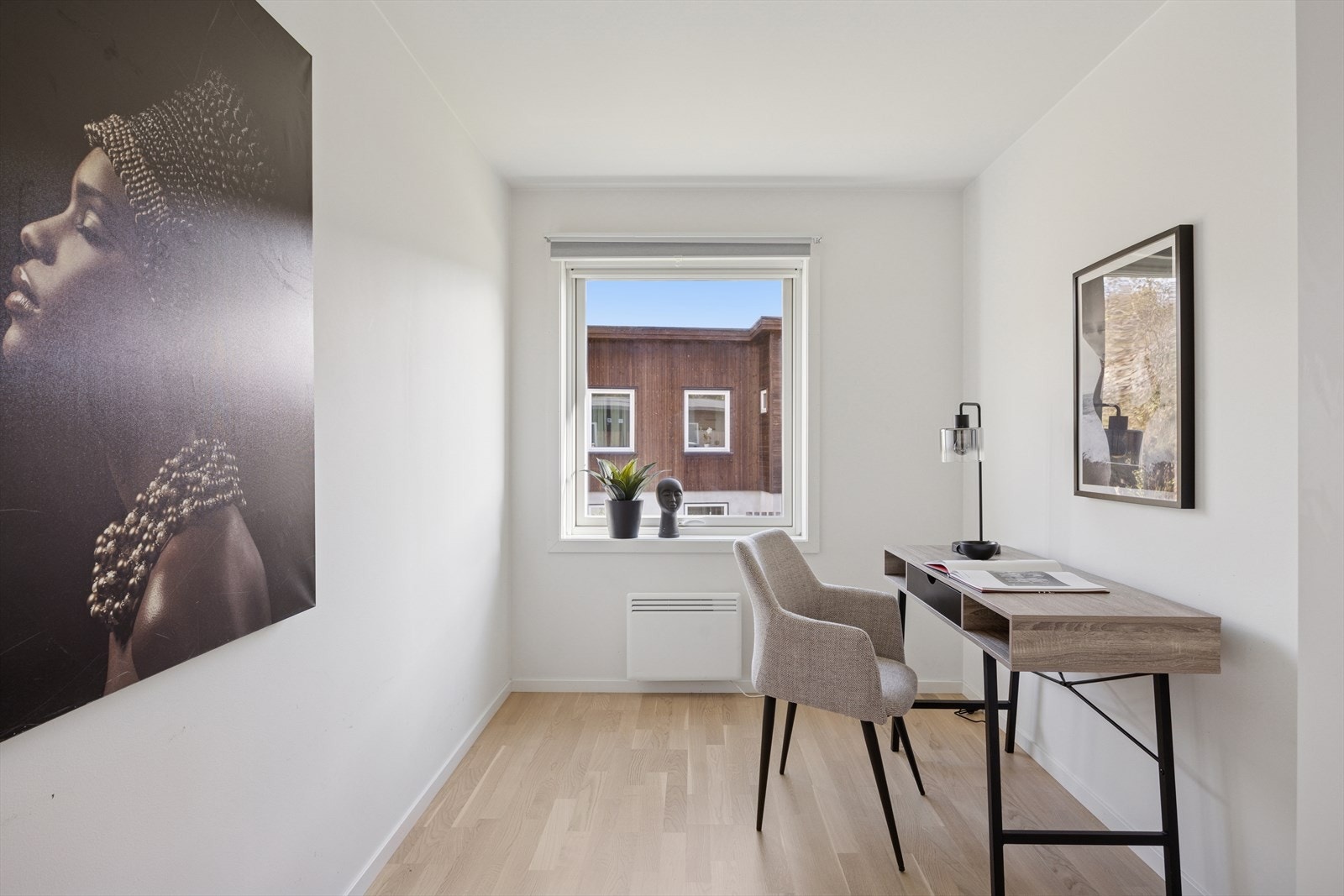 Soverom 2 i hovedetasjen benyttes i dag som kontor. Dette er godkjent som soverom i byggetegningene. Galleribilde