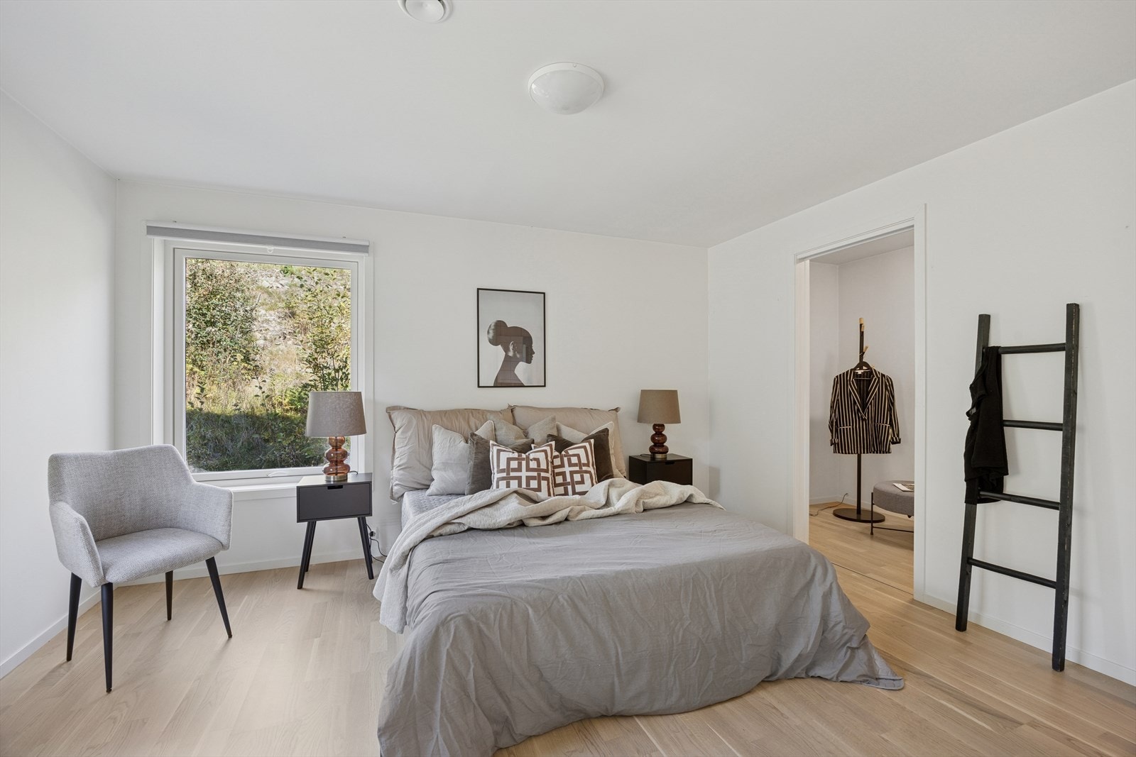 Lys og innbydende hovedsoverom med direkte adkomst til både walk-in garderobe og baderom. Galleribilde