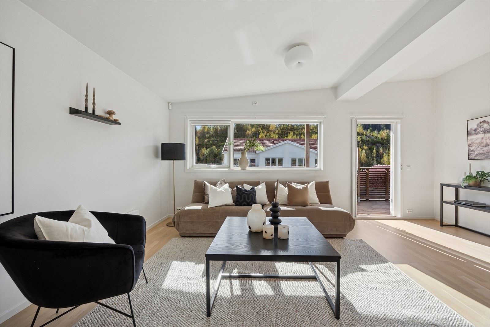 Fra stuen er det utgang til den solrike terrassen. Galleribilde