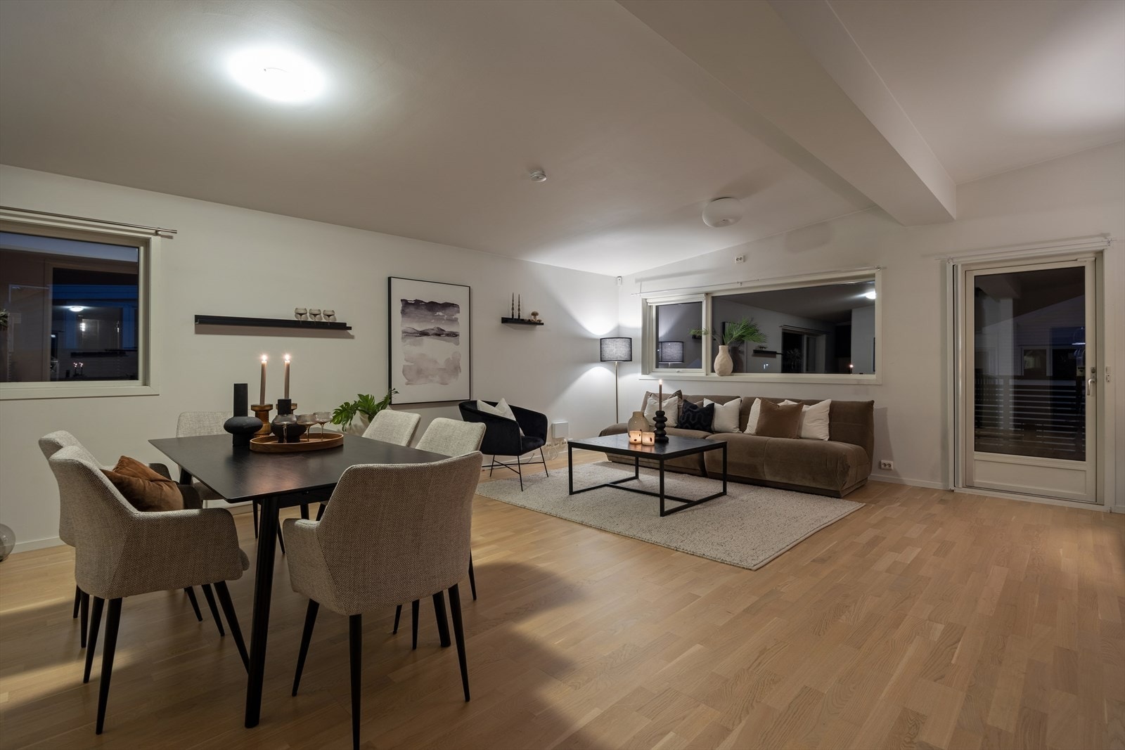 Stuen oppleves romslig og det er enkelt å møblere med flere møbelgrupper. Galleribilde