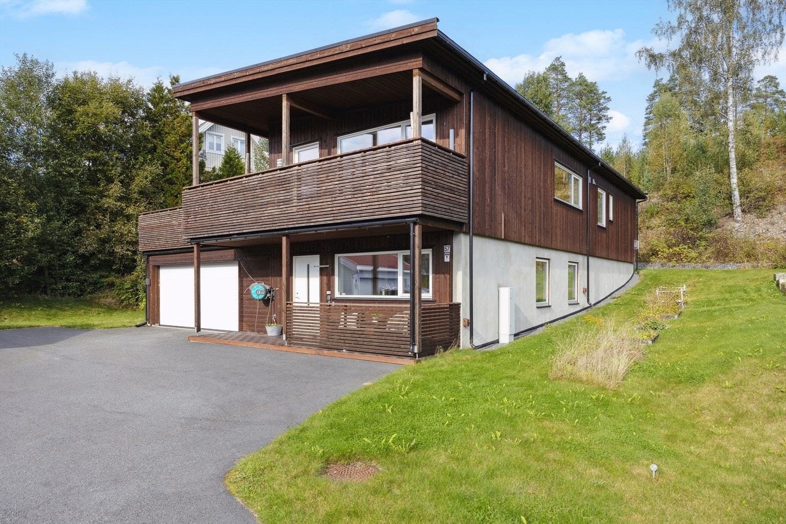 Tomten er pent opparbeidet og grenser til grøntareal. Galleribilde