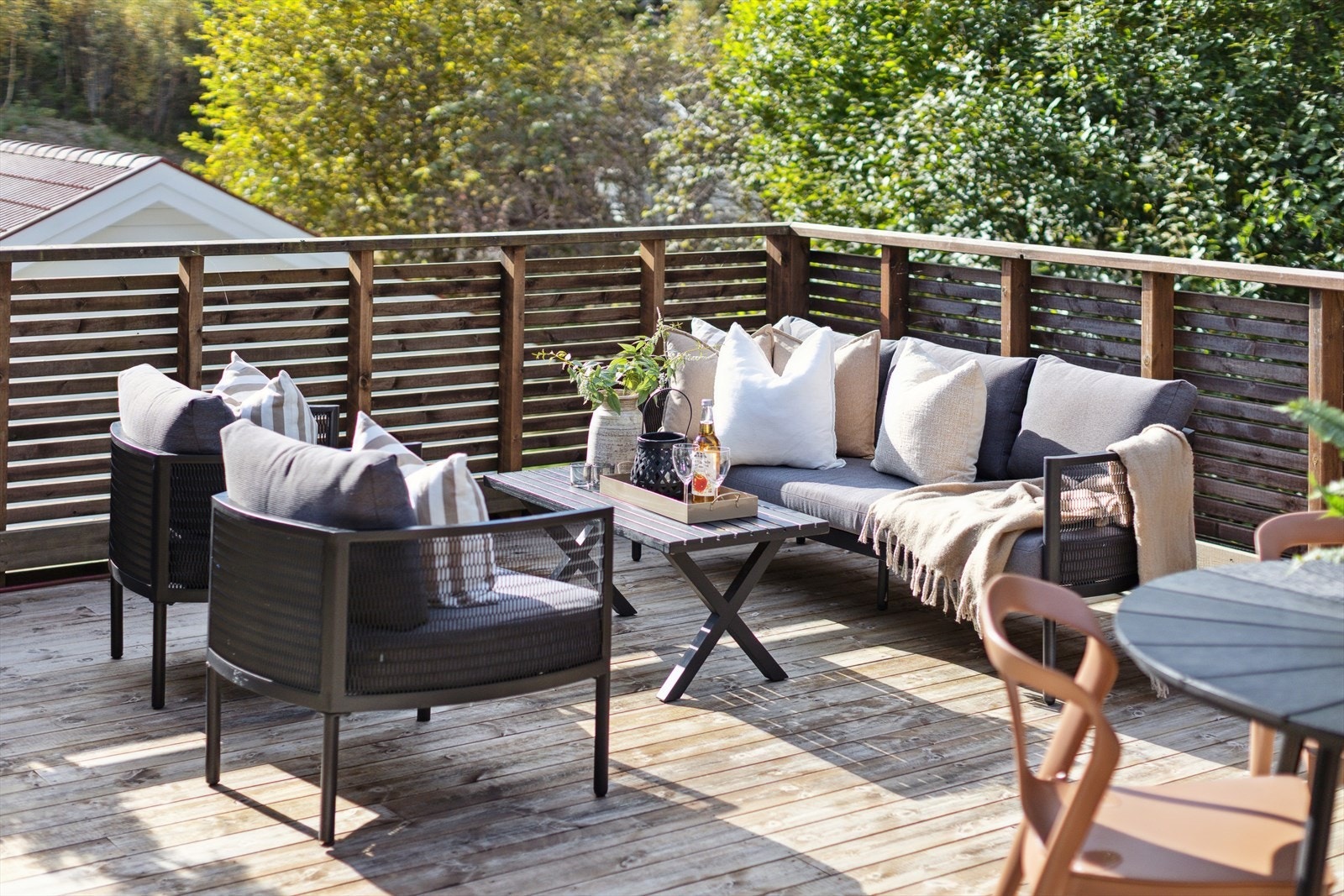 Den fine terrassen innbyr til lange sommerdager utendørs. Galleribilde