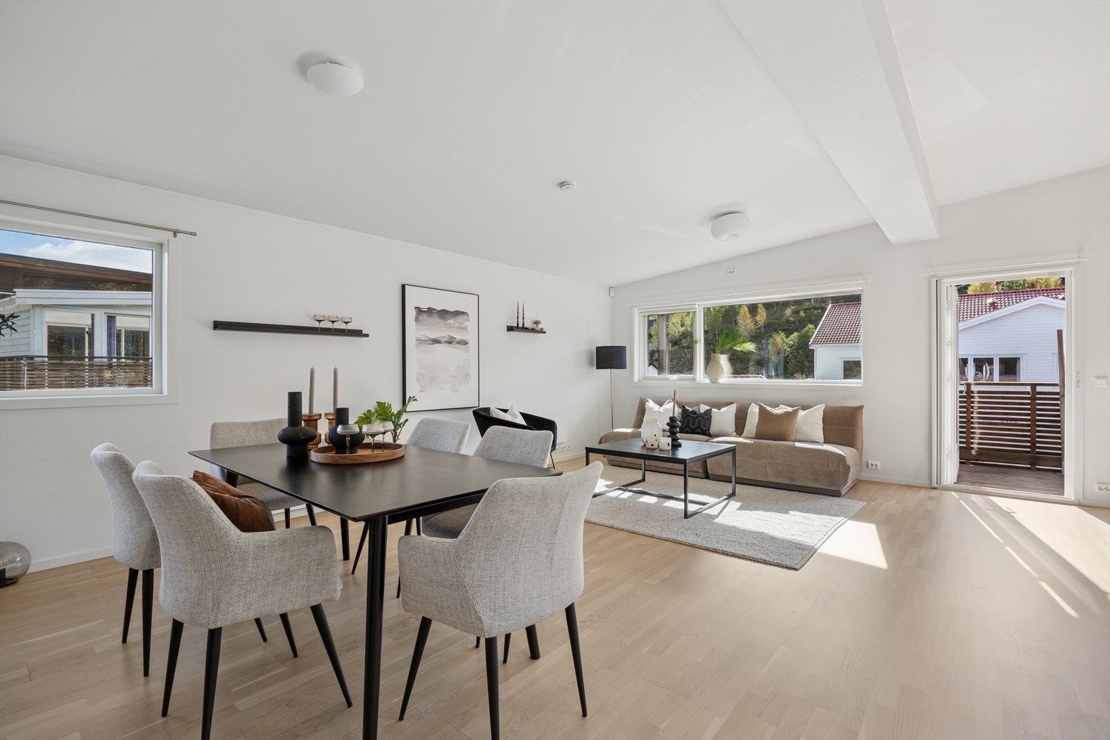 Her er god plass til å samle familie og venner til hyggelig lag. Galleribilde