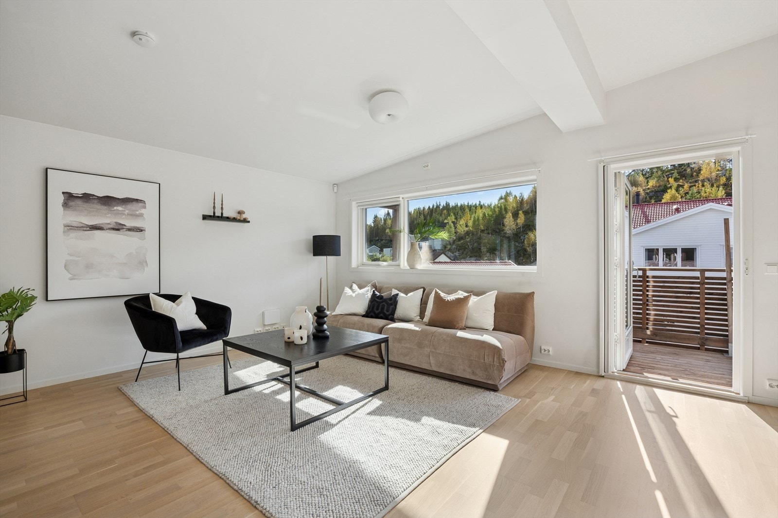 De store vinduene slipper inn godt med naturlig lys. Galleribilde