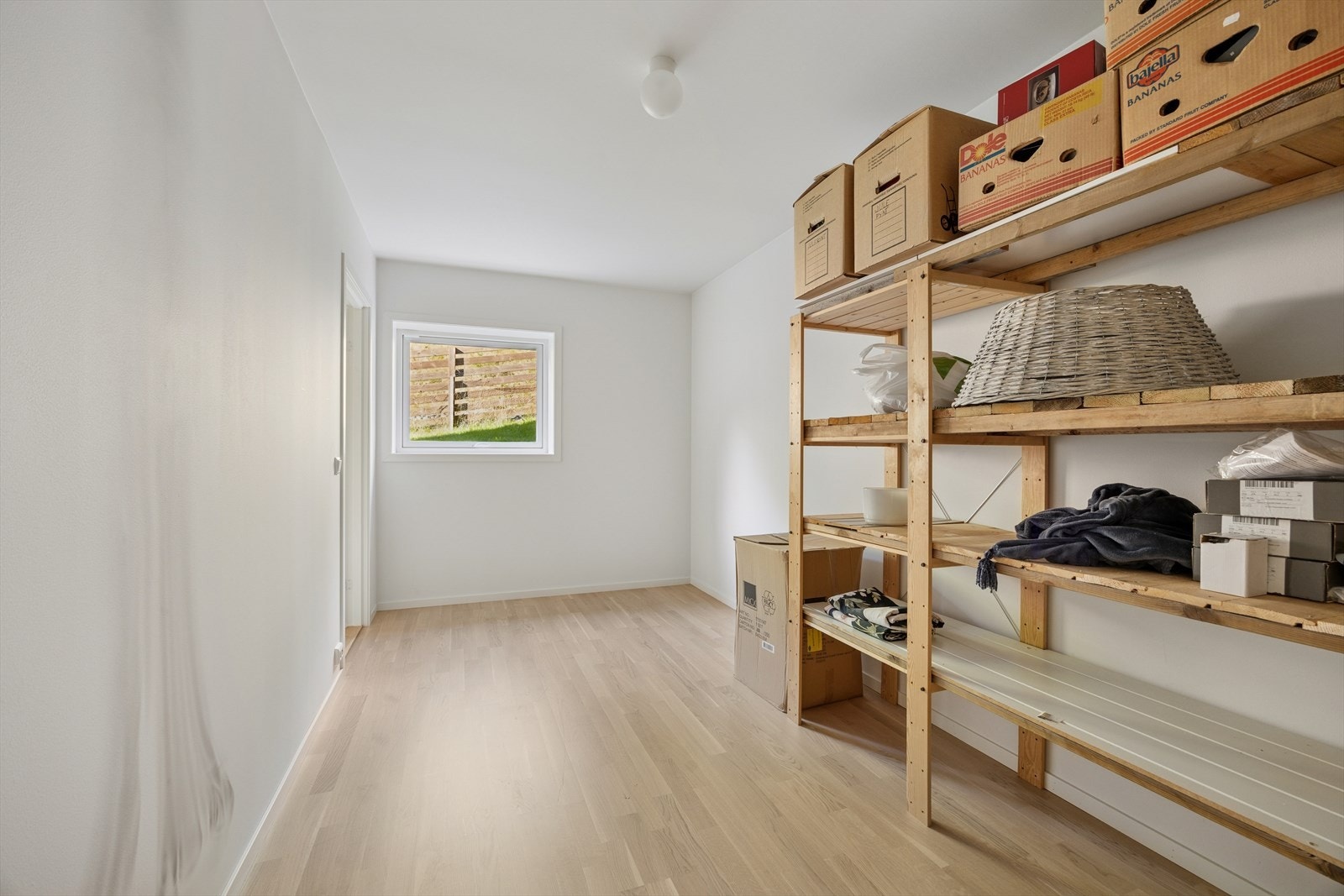 Stor, innvendig bod på i overkant av 11 kvm. Galleribilde