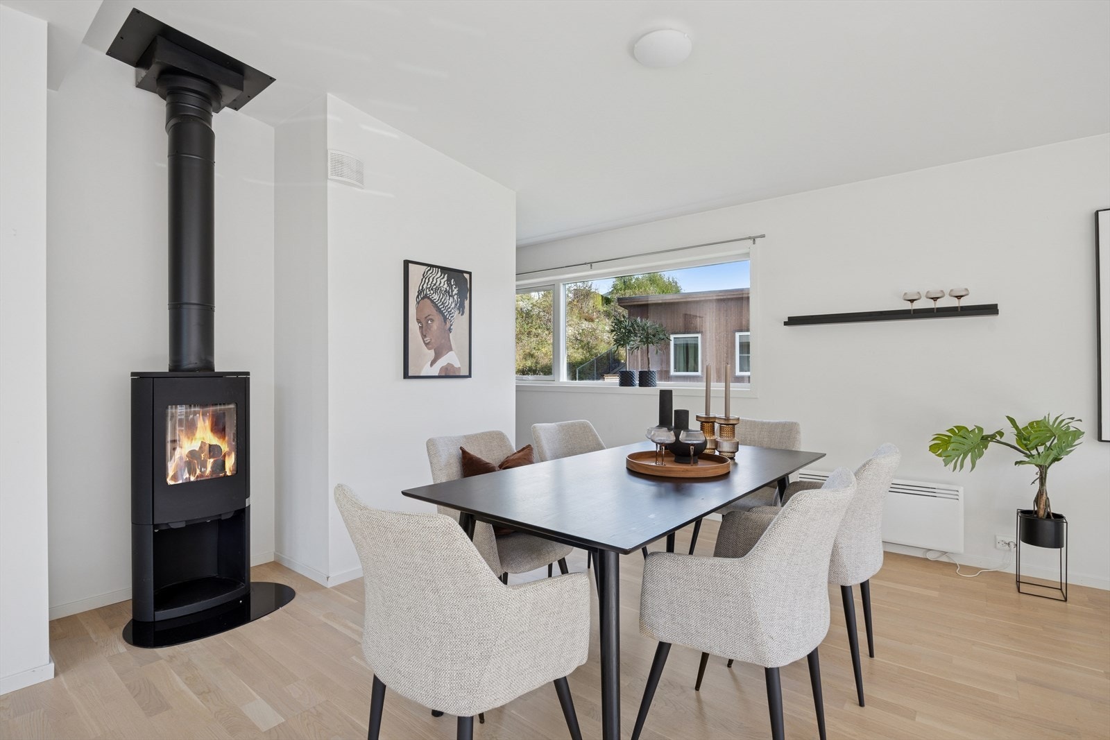 Den fine vedovnen i stuen sørger for effektiv oppvarming og innehygge på kalde vinterdager. Galleribilde