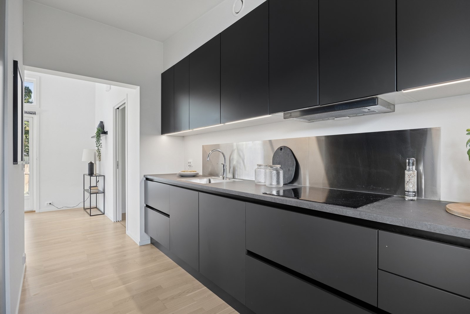 Moderne innredning fra HTH med glatte fronter og integrerte hvitevarer. Galleribilde