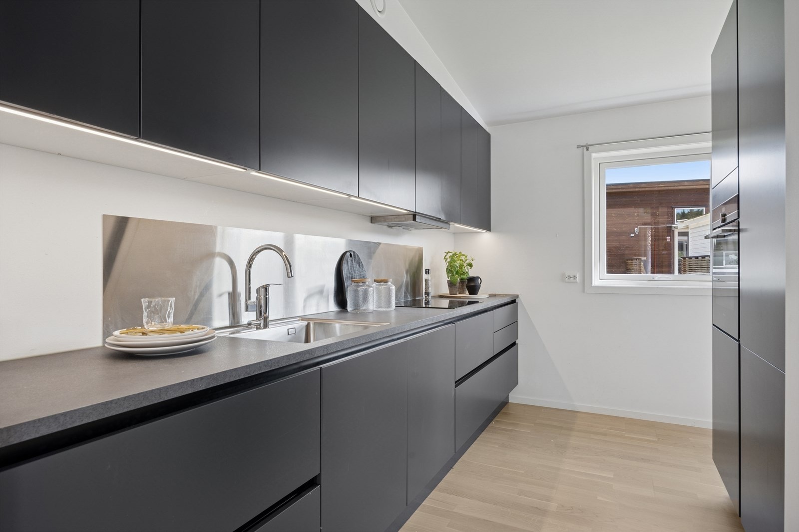 Her er rikelig med skap- og benkeplass. De integrerte hvitevarene medfølger ved salg. Galleribilde