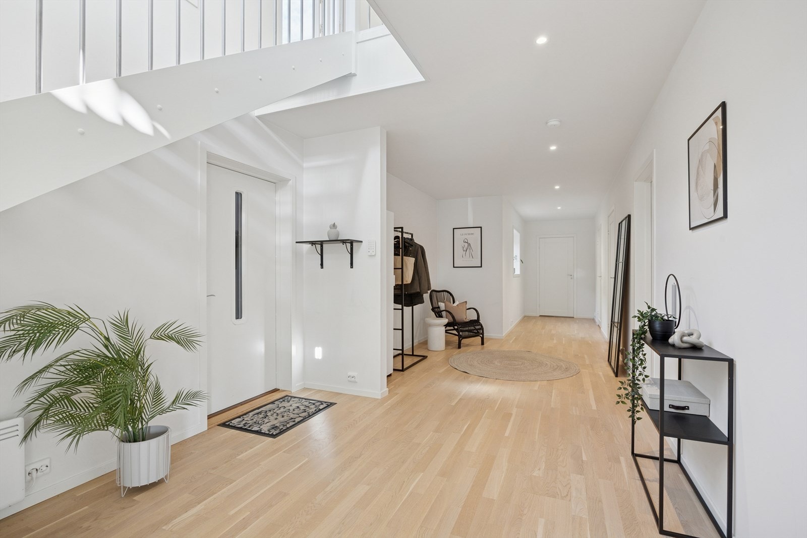 Man ønskes velkommen inn i en lys og innbydende hall. Herfra er det adkomst til dobbelgarasje via den store sportsboden. Galleribilde