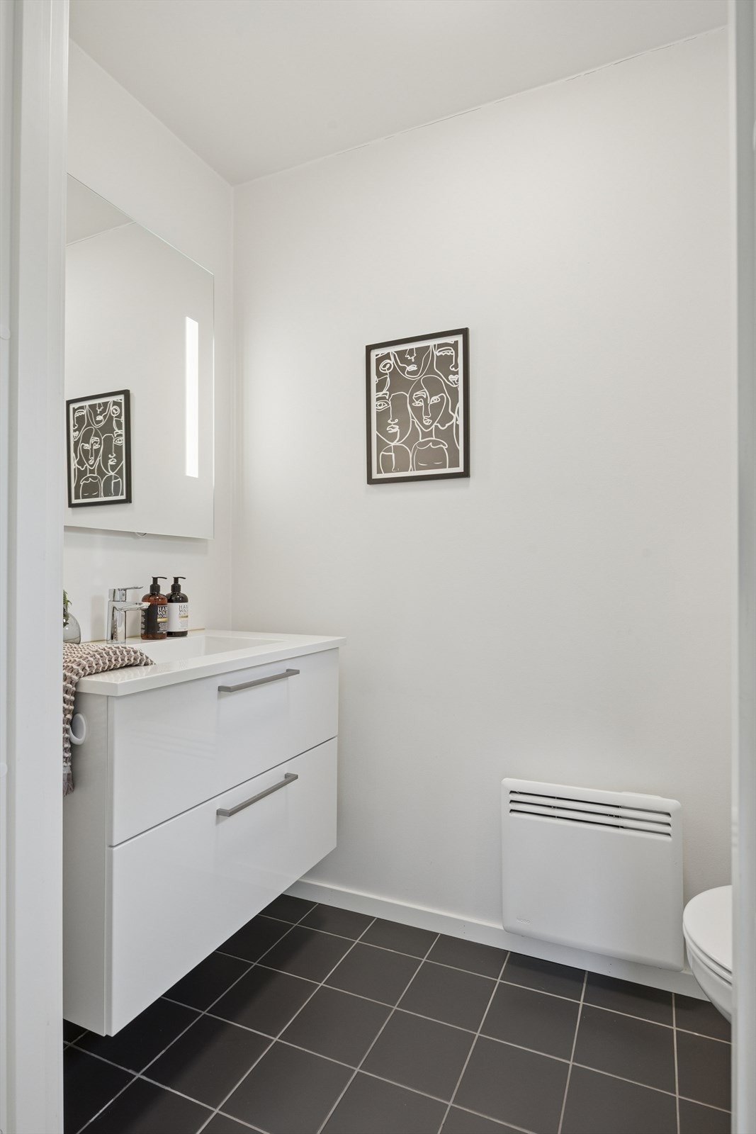 I tillegg til stort baderom er det også et praktisk toalettrom i hovedetasjen. Galleribilde