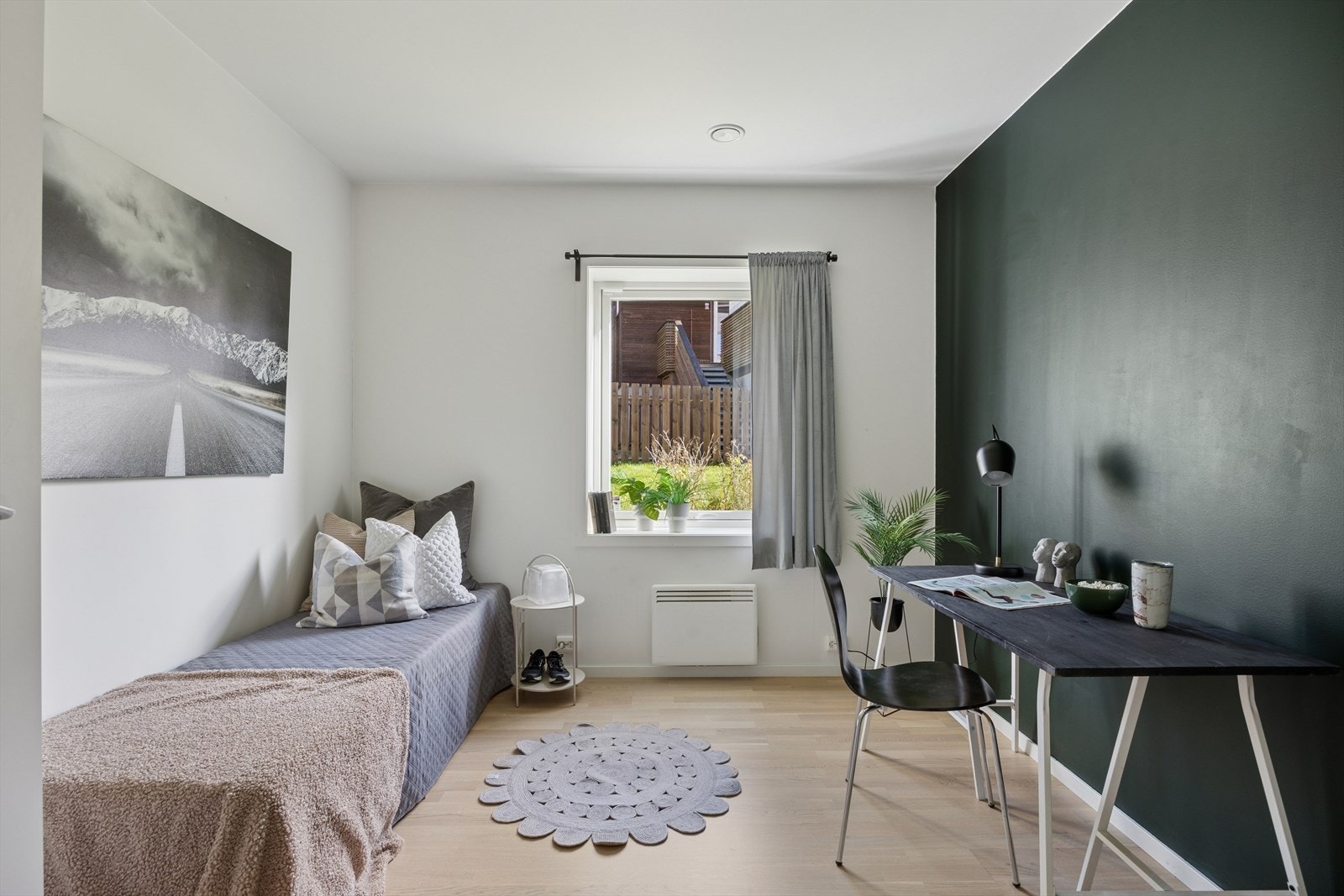 I tillegg til kjellerstuen er det to gode soverom i underetasjen. Galleribilde