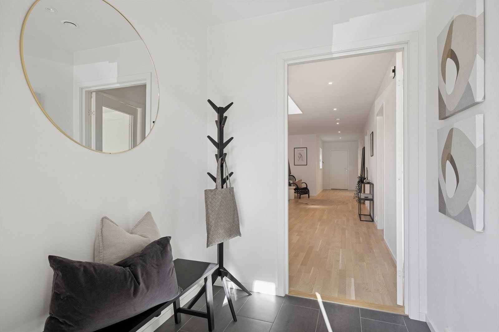 Praktisk vindfang med god plass til å henge fra seg ytterklær. Galleribilde