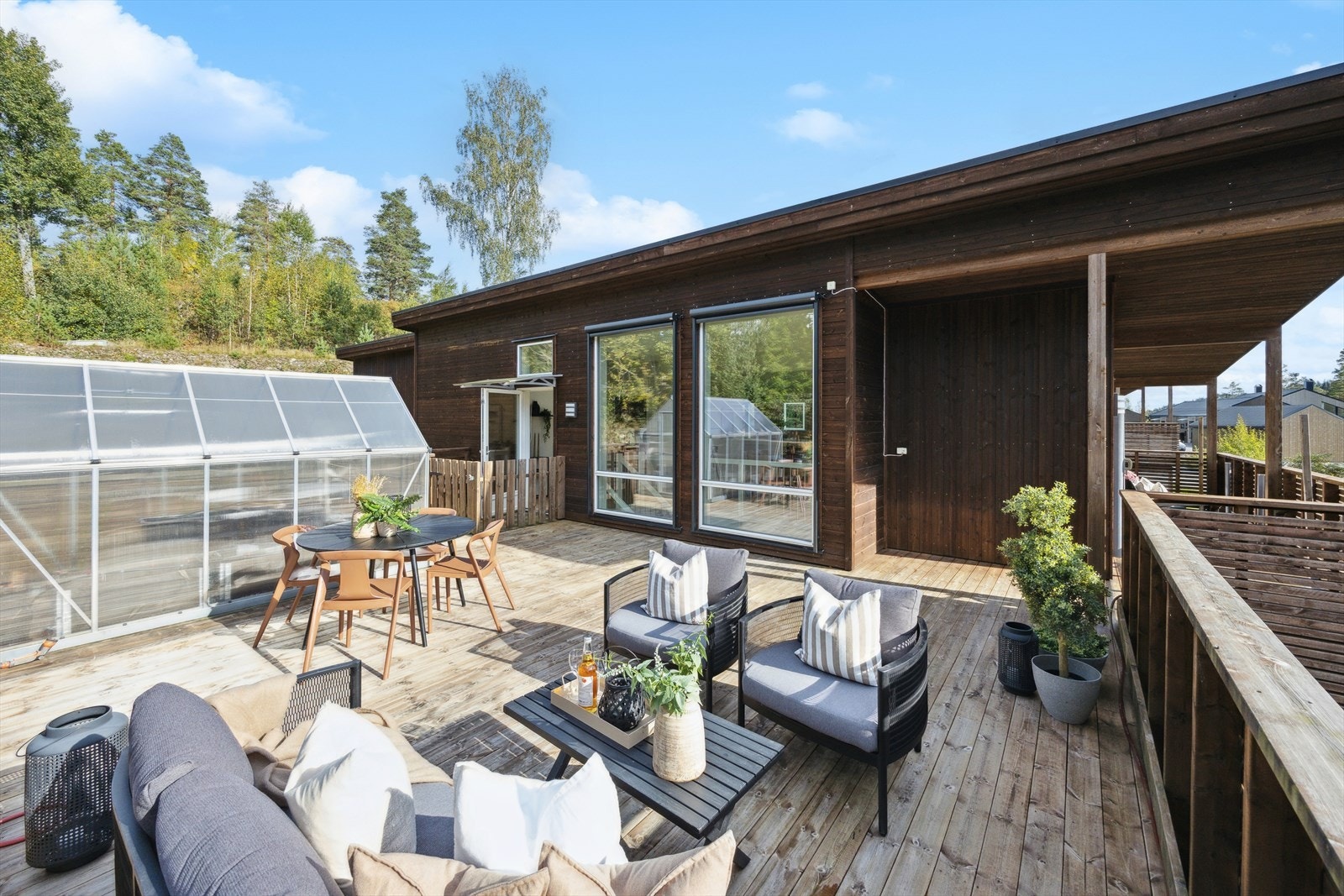 Velkommen til Ulleråsen 57, presentert av Line B. Lundevik i DNB Eiendom. De fine sommerdagene nytes på den store terrassen. Her er godt med sol. Galleribilde