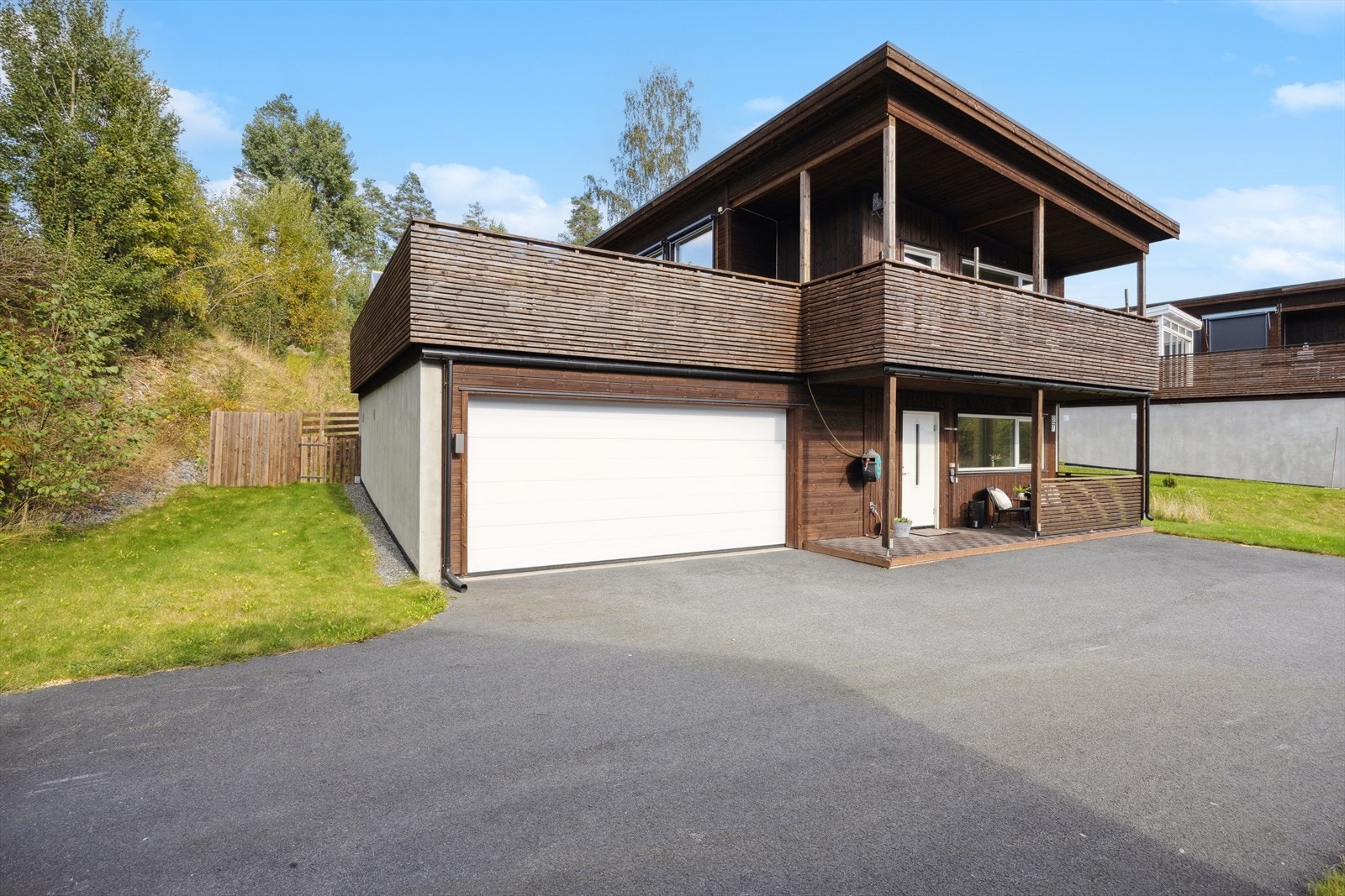 Eneboligen er oppført av Block Watne i 2020. Asfaltert gårdsplass og stor dobbelgarasje. Galleribilde