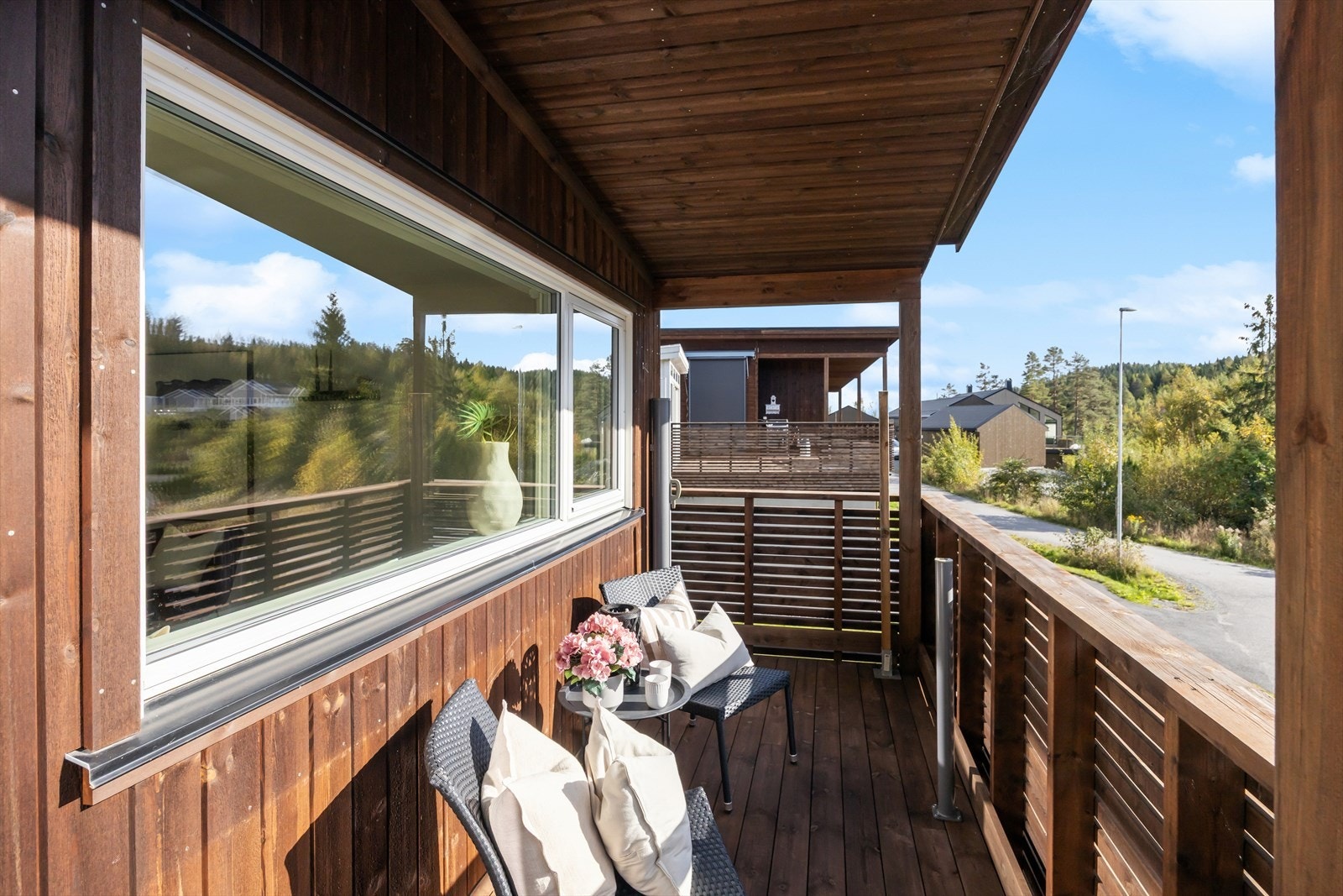 Flere solrike uteplasser hvor man kan nyte fin utsikt over nærområdet. Galleribilde