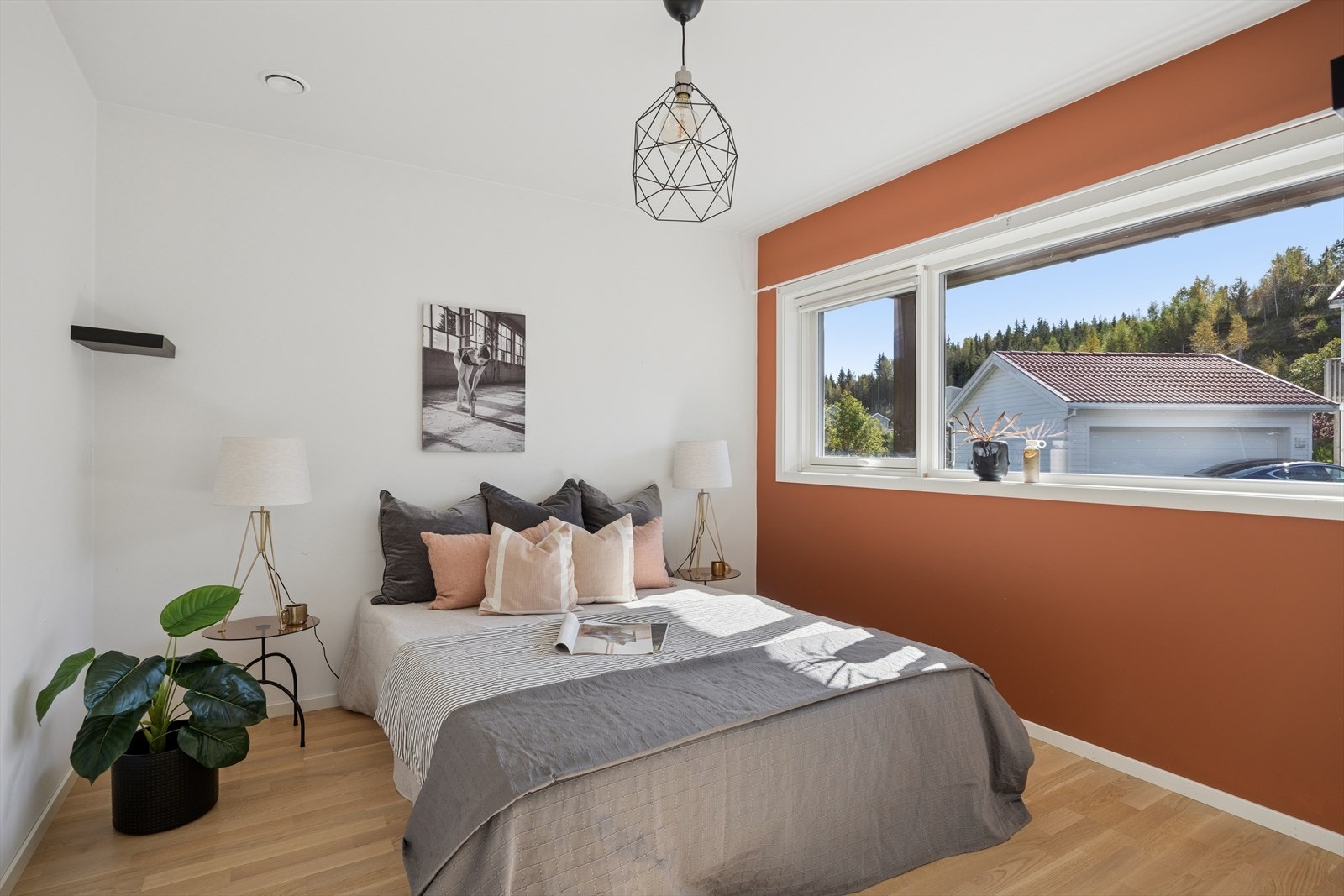 Dette rommet er godkjent som kjellerstue i byggetegningene. I dag benyttes rommet som soverom. Galleribilde