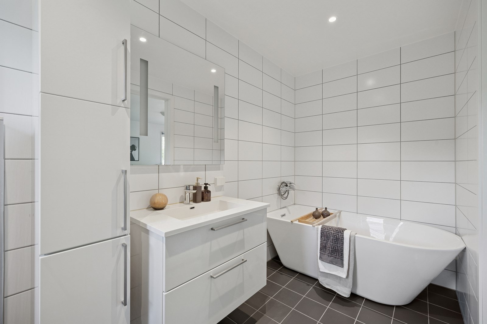 Lekkert baderom i tilknytning til hovedsoverommet som er i 1. etg. Galleribilde