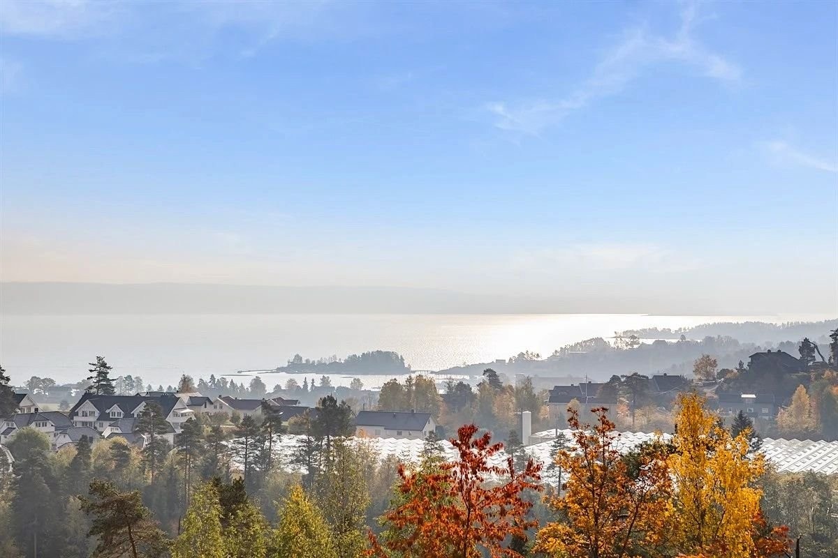 Askers beste beliggenhet - med vidstrakt utsikt over Oslo-fjorden, kan nytes fra kjøkken, stue og soverom Galleribilde