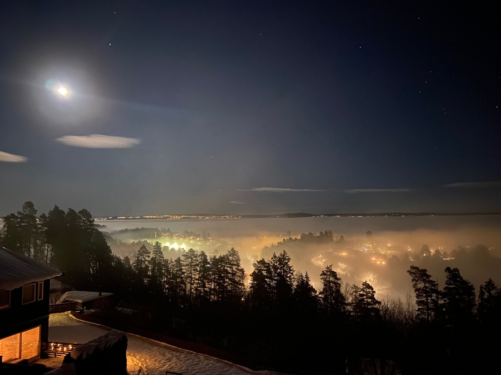 Vinteridyll fra stuen - fullmåne og tåke over Oslofjorden er et nydelig skue Galleribilde
