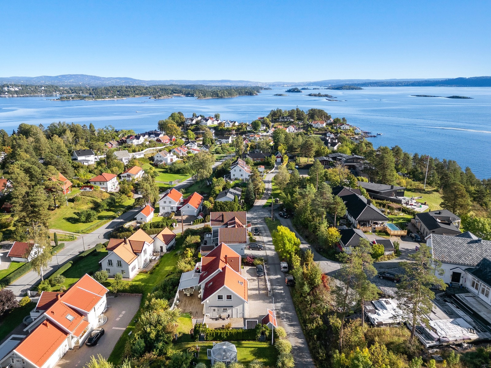 Eiendommen ligger litt hevet over nærområdet som gir supre solforhold Galleribilde