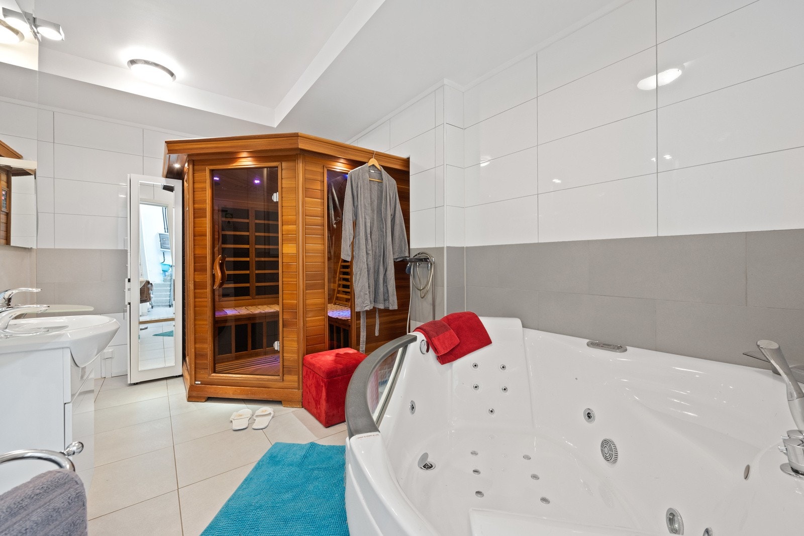 Flislagt bad i underetasjen med boblebad og badstue Galleribilde