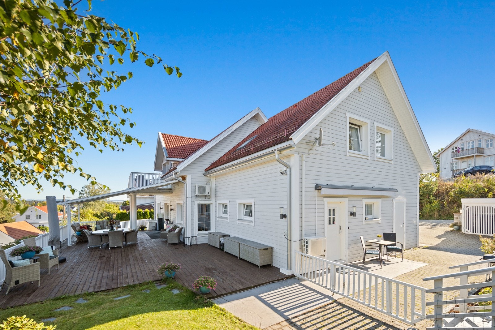 Inngang til hybel og utleiedel er fra hver sin side av huset Galleribilde