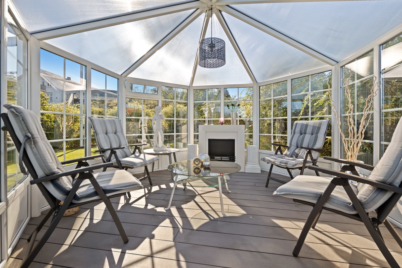 Lysthus omkranset av flott beplantning Galleribilde