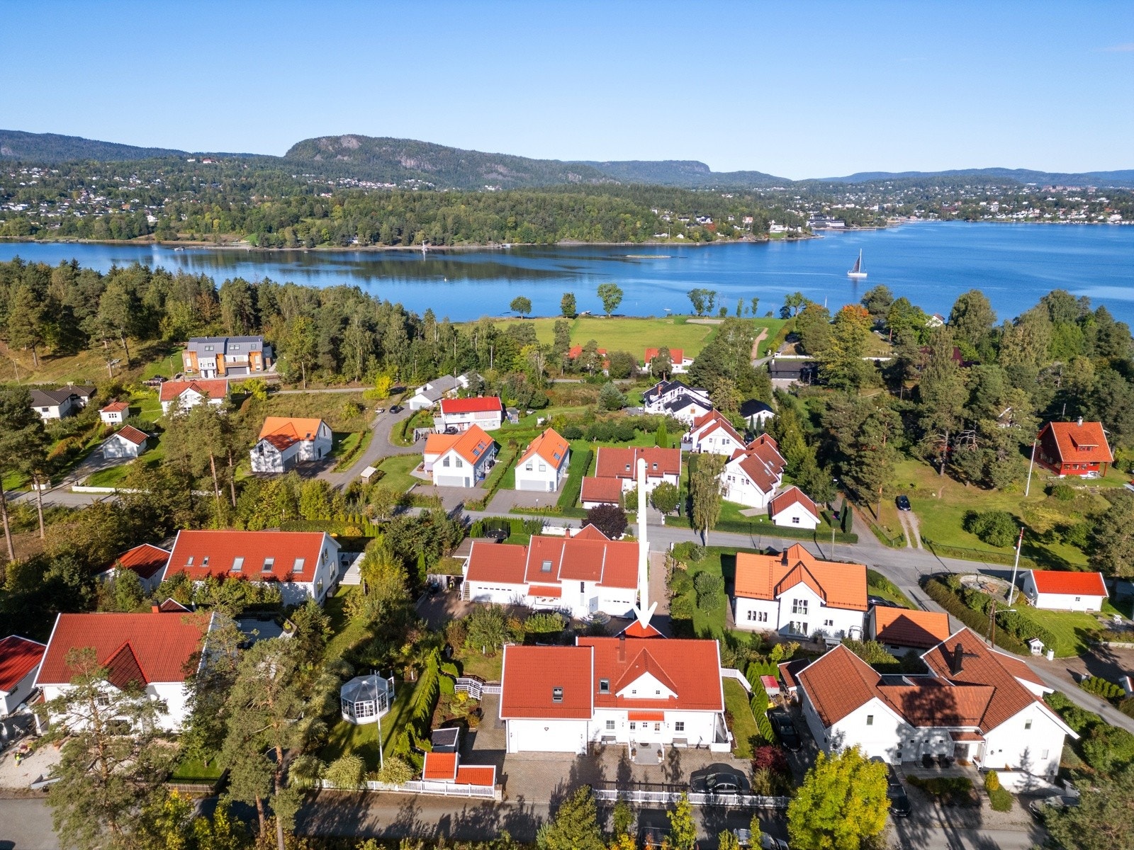 Eiendommen ligger litt hevet over nærområdet som gir supre solforhold Galleribilde