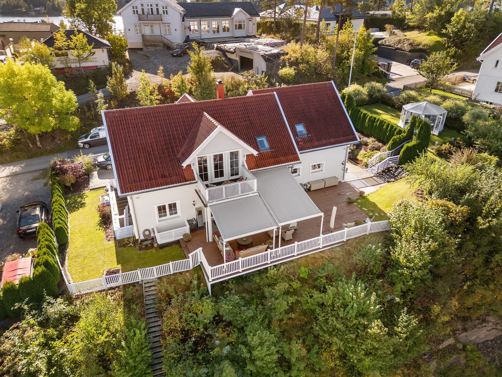 Terrassen er solrik. Midtsommer er det sol til etter kl. 23:00 Galleribilde